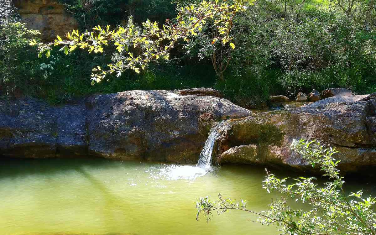 Pequeña cascada en la Ruta del Torrent de la Cabana