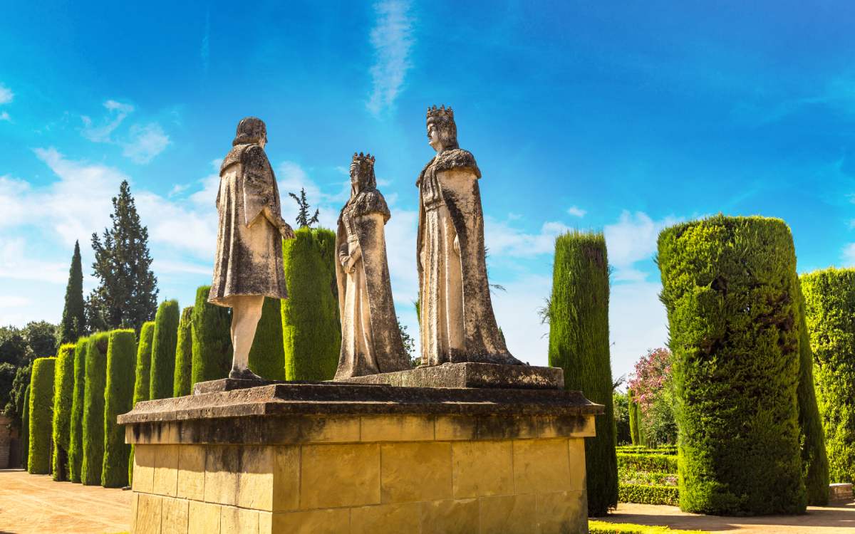 Estatua de los Reyes Católicos en el Alcázar de los Reyes Cristianos de Córdoba