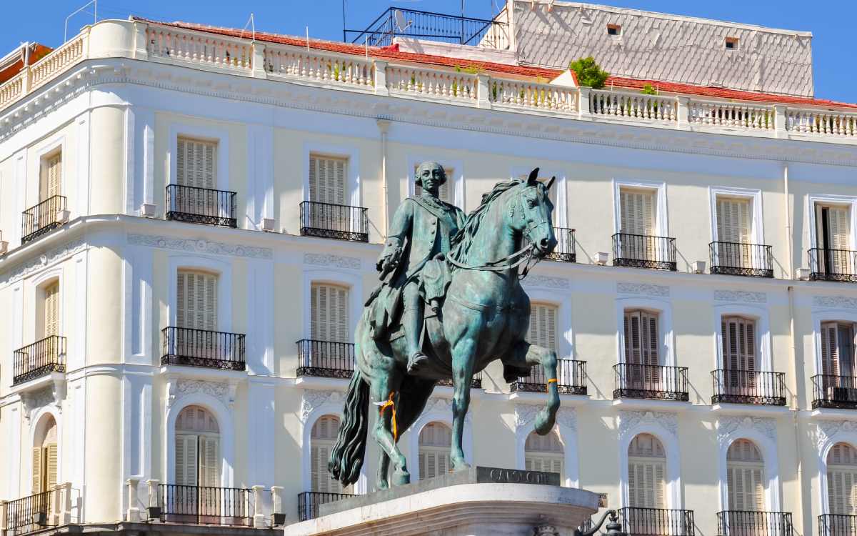 Estatua de Carlos III en la Puerta del Sol de Madrid