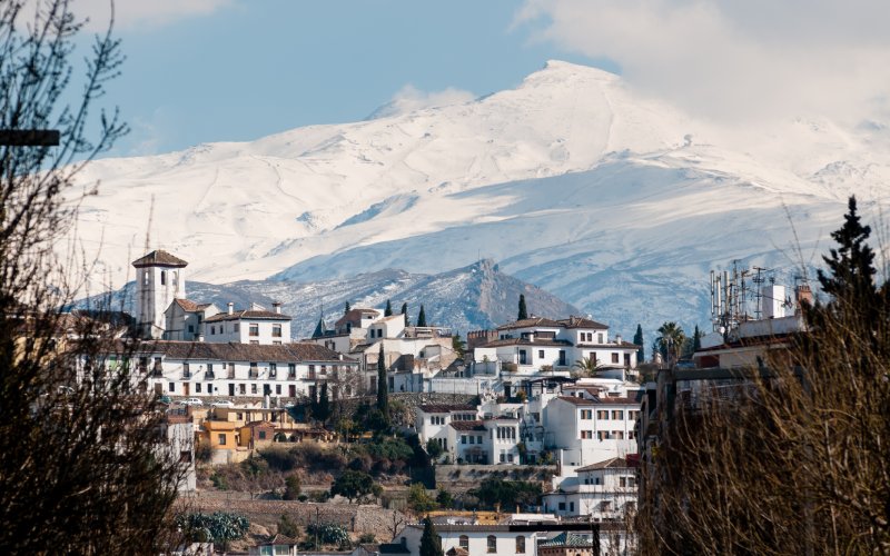 Granada con Sierra Nevada de fondo