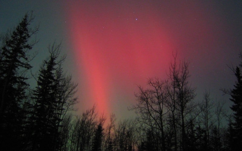 Aurora polar roja sobre los cielos de Alaska