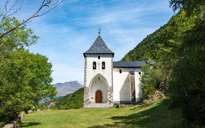 Ermita de Santa Elena en Biescas, en la ruta por los pueblos más bonitos del Pirineo aragonés