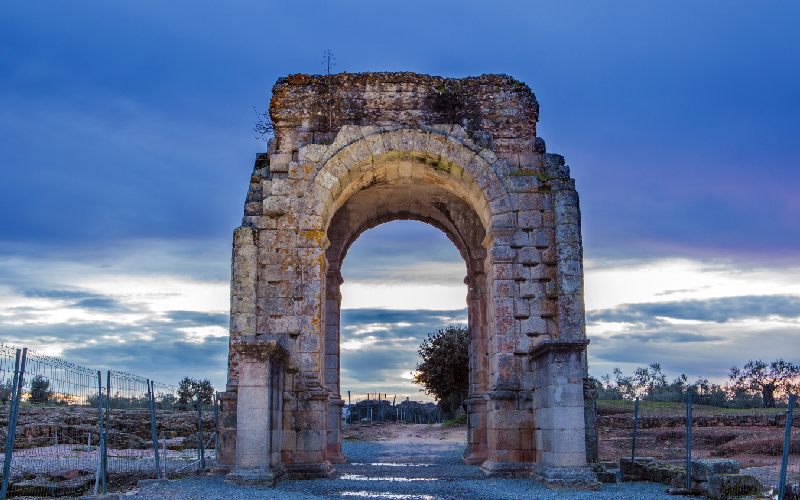 Arco romano de Cáparra