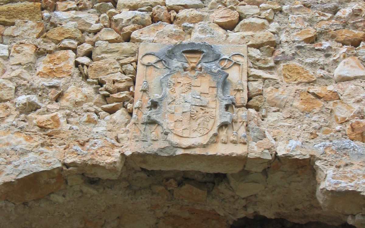 Escudo en la entrada del Castillo de Ucero