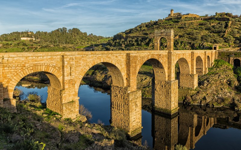 Un gran puente romano sobre un río