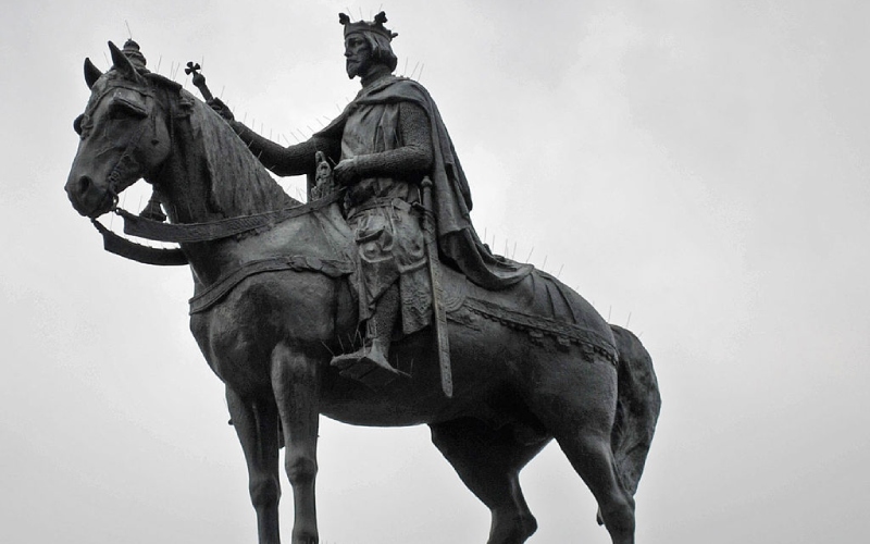 Estatua del rey Fernando III en Sevilla
