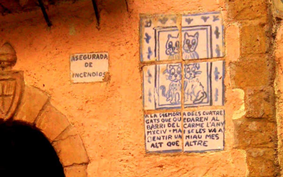 Azulejo e inscripción de la Casa de los Gatos