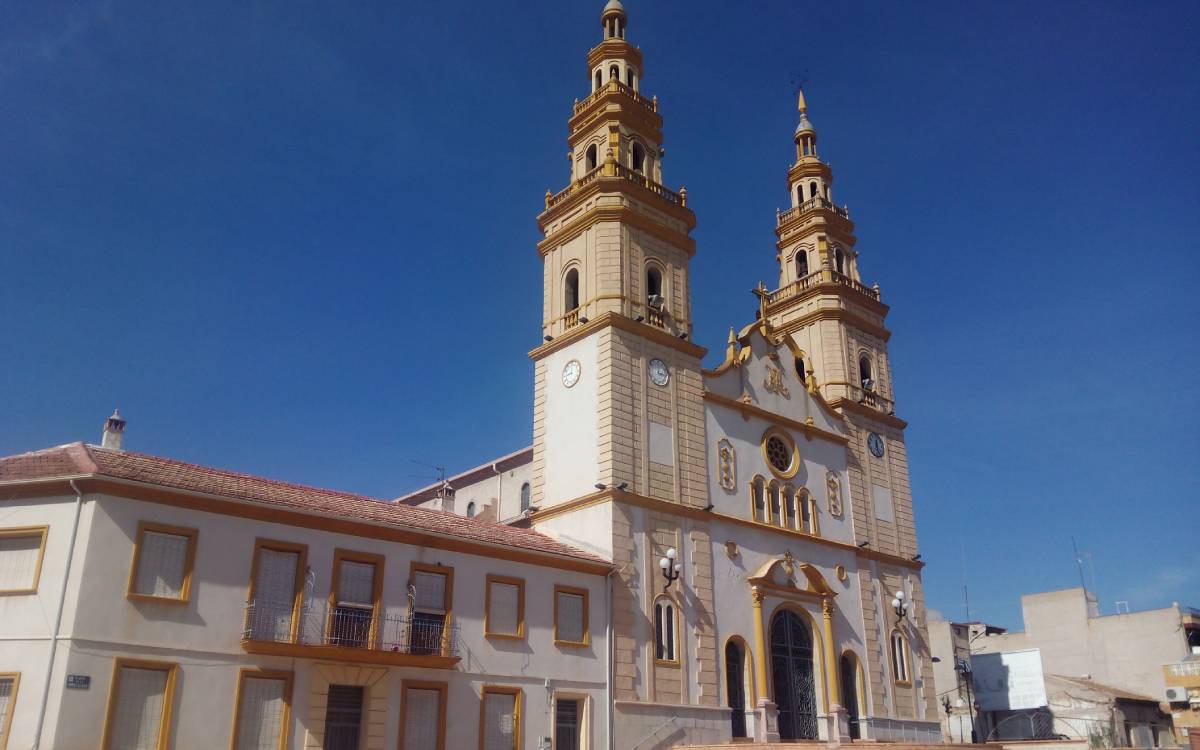 Iglesia de Alcantarilla, un pueblo en el que la tradición del coche de los muertos sigue viva
