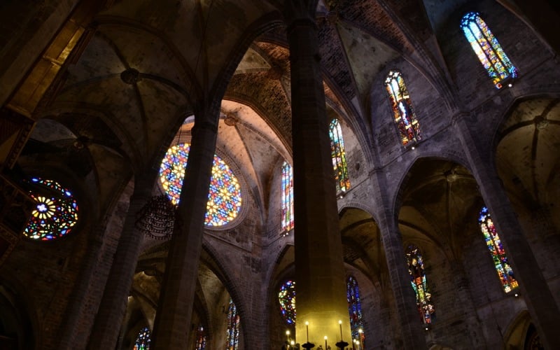 El interior de una catedral con columnas y vidrieras
