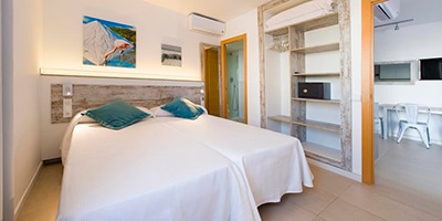 Playa Bella Apartments-Dormir en Cala Carbó