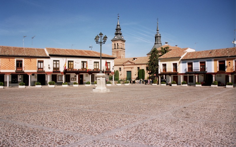Plaza de Segovia, plaza mayor de Navalcarnero, con el antiguo ayuntamiento y la Iglesia de Nuestra Señora de la Asunción