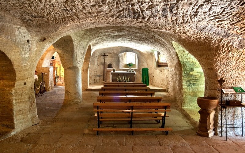 Interior de la iglesia rupestre de Santa María de Valverde, al sur de Cantabria