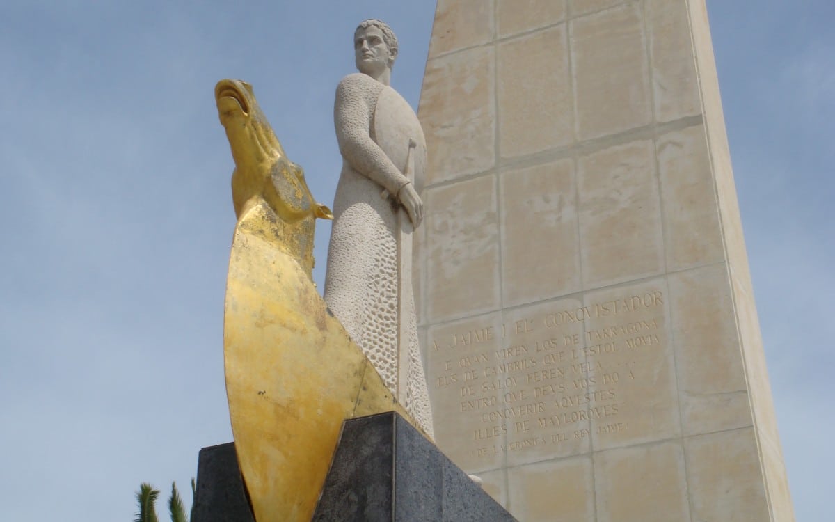 Monumento a Jaume I en Salou, en el paseo que lleva su nombre