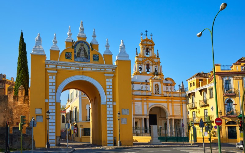 Puerta y basílica de la Macarena en Sevilla
