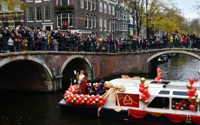 Los holandeses celebran la llegada de Papá Noel