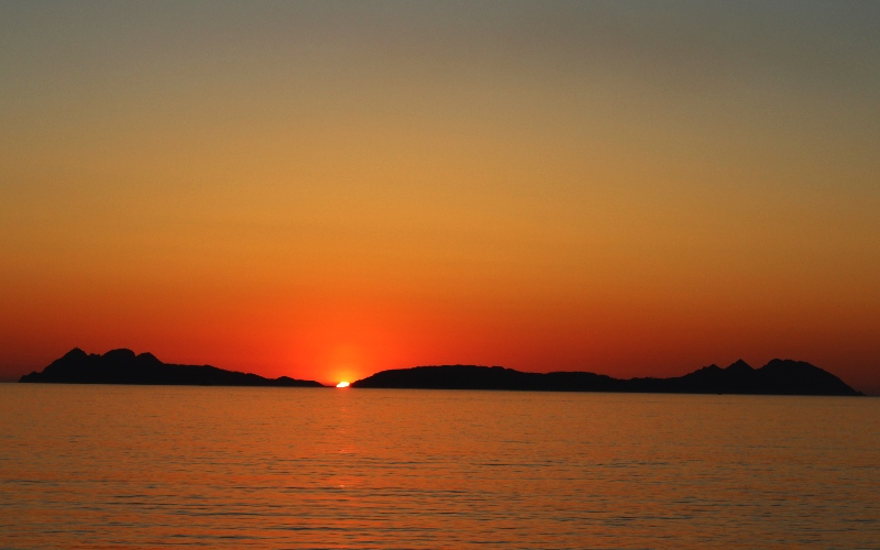 Una puesta de sol contra la silueta de las islas