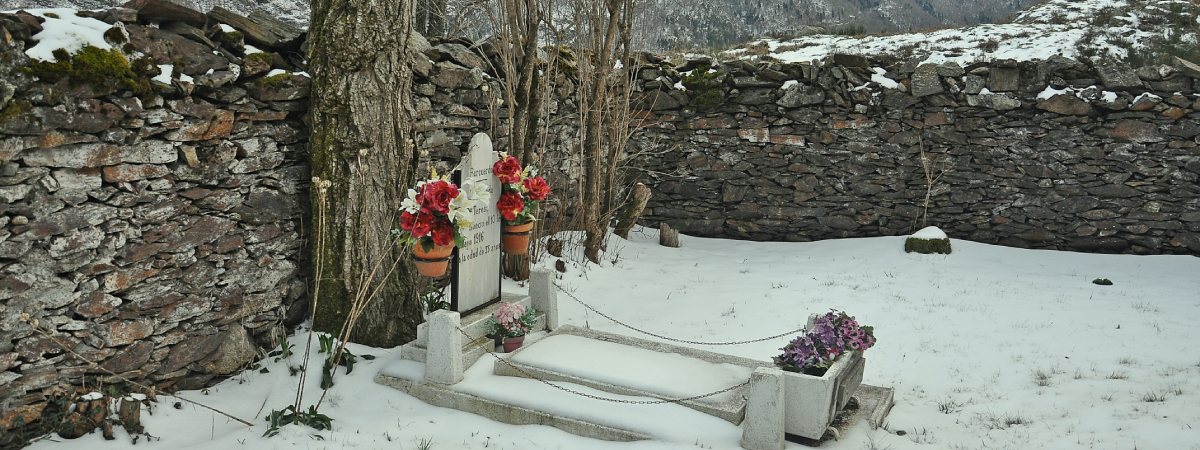 El cementerio más pequeño de España, en Bausen