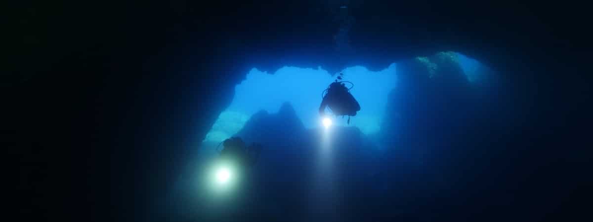 Buceadores en una cueva submarina