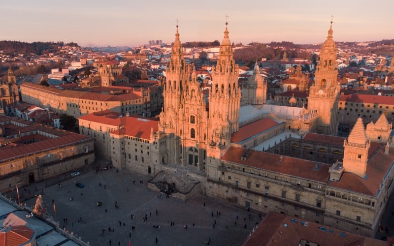 Vista aérea de la ciudad Santiago de Compostela y su catedral