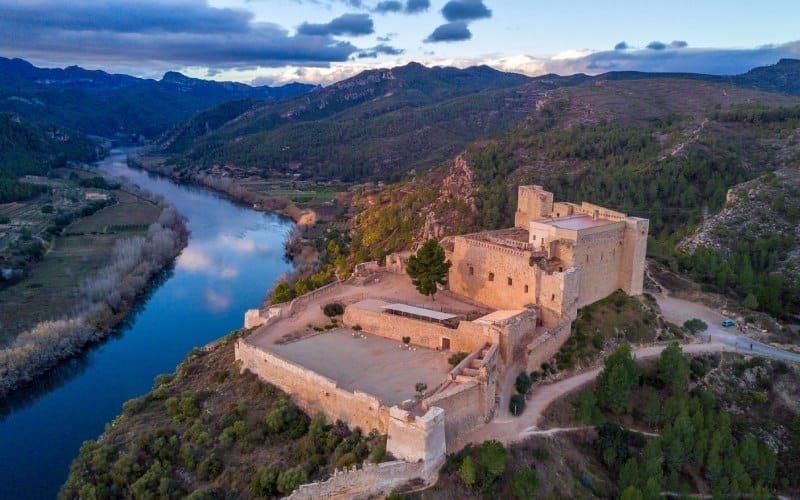 Vista aérea del castillo sobre el río Ebro