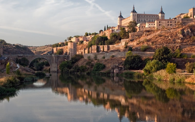 La ciudad de Toledo a orillas del Tajo