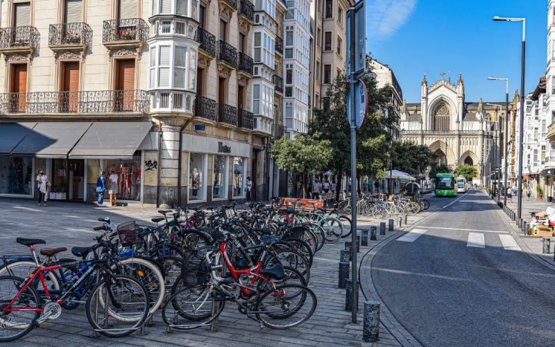 Bicicletas aparcadas en las calles de Vitoria