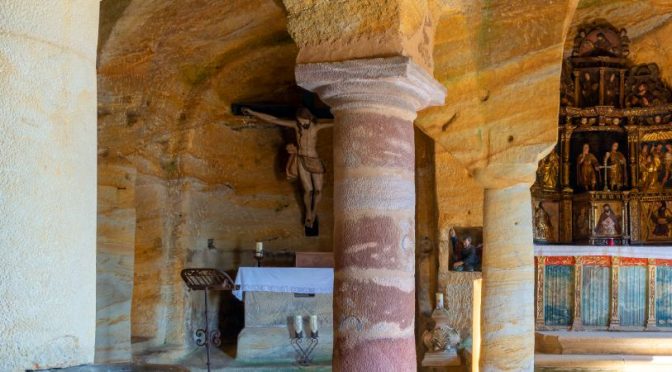 interior del eremitorio rupestre de Olleros de Pisuerga