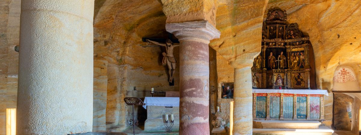 interior del eremitorio rupestre de Olleros de Pisuerga