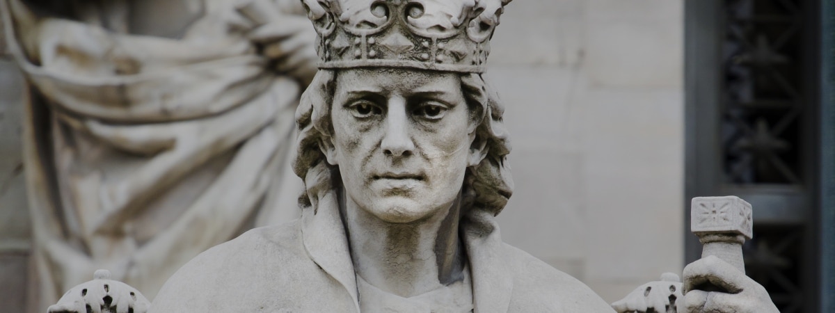Escultura de Alfonso X el Sabio en la Biblioteca Nacional