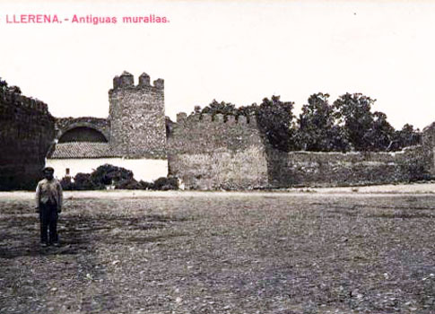 murallas de Llerena en una postal antigua