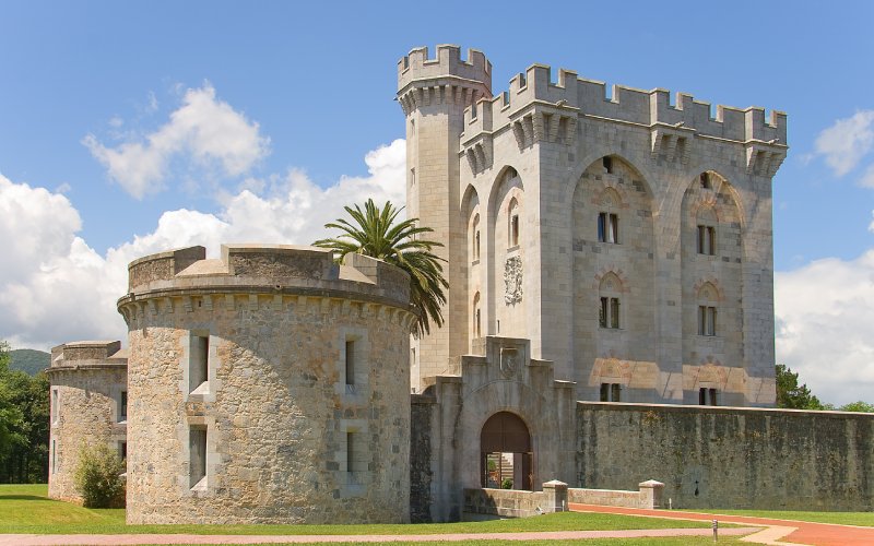 Imagen de la parte frontal del Castillo de Arteaga