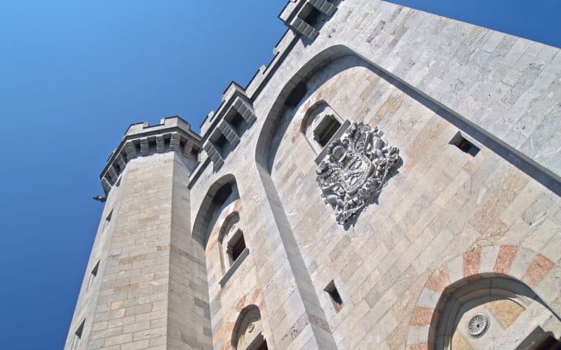 Detalle del escudo de armas de la fachada del Castillo de Arteaga