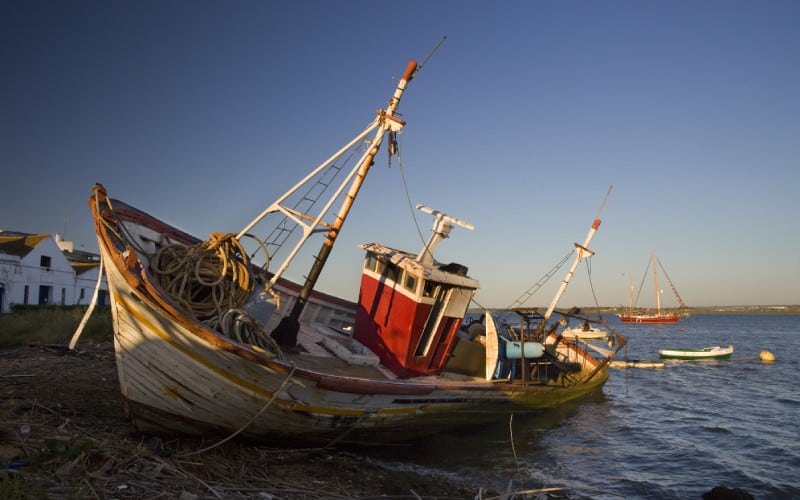Barco abandonado en la costa de Ayamonte, Huelva
