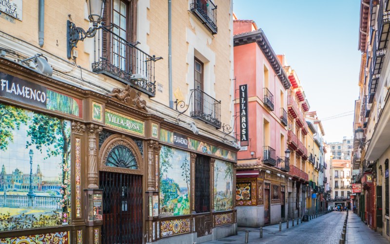El Barrio de las Letras de Madrid está repleto de colores y ofertas culturales y gastronómicas