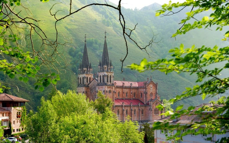 La basílica de Covadonga entre la naturaleza