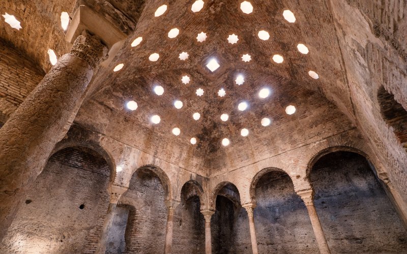 Luminosa bóveda del hamman de Granada