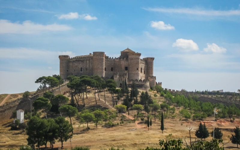 El castillo de Belmonte domina las tierras aledañas desde las alturas