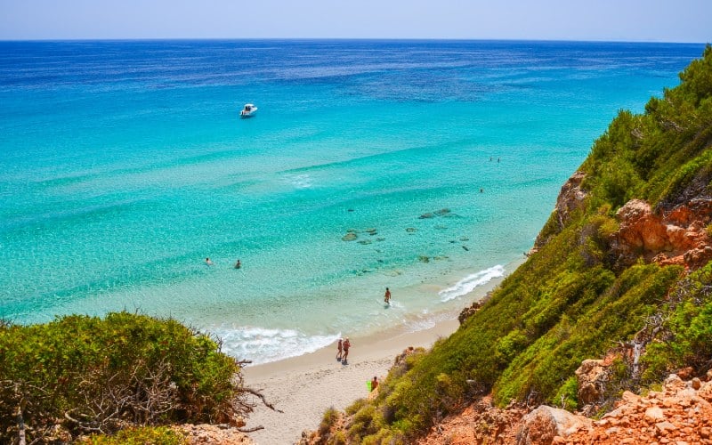 Vista de la playa de Santo Tomás en Binigaus, Menorca
