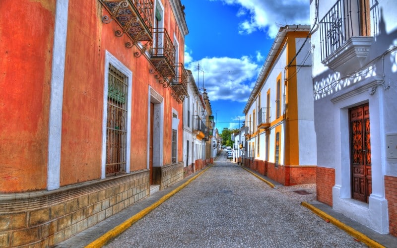 Un colorido y mágico callejón en Alájar, un pequeño pueblo de Huelva