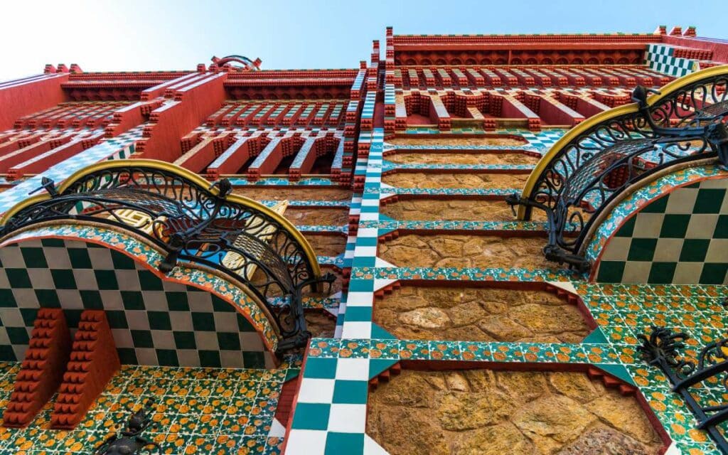 Detalles de la fachada de la Casa Vicens