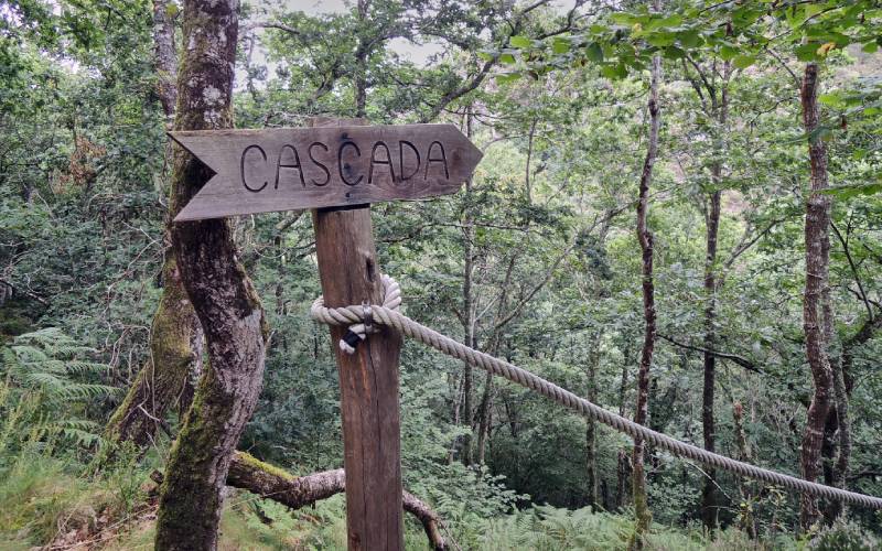 Cartel que indica el camino a la Cascada del Cioyo