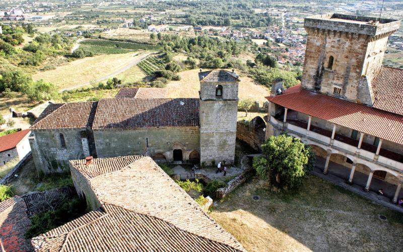 Castillo de Monterrei con Verín de fondo