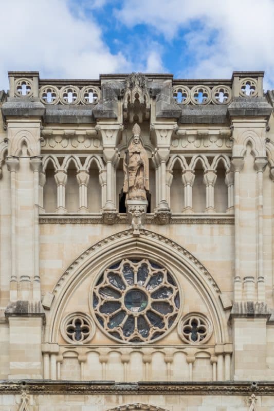 Detalle de la zona central de la fachada de la Catedral de Cuenca, con la imagen de San Julián sobre el rosetón