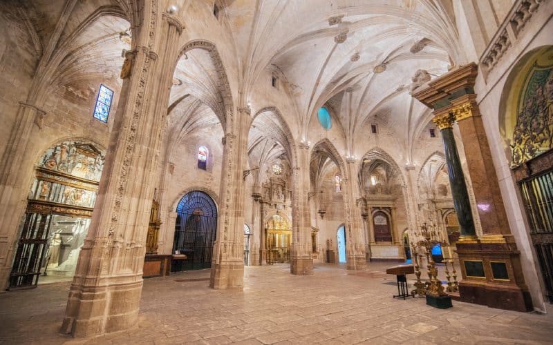 Imagen del interior de la catedral, con detalle de arcos y bóvedas