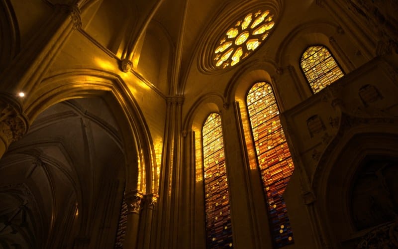 La luz penetrando a través de las vidrieras de la Catedral de Cuenca