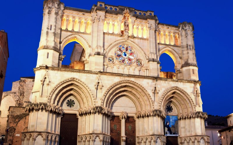 Imagen nocturna de la Catedral de Cuenca, destacando el rosetón central