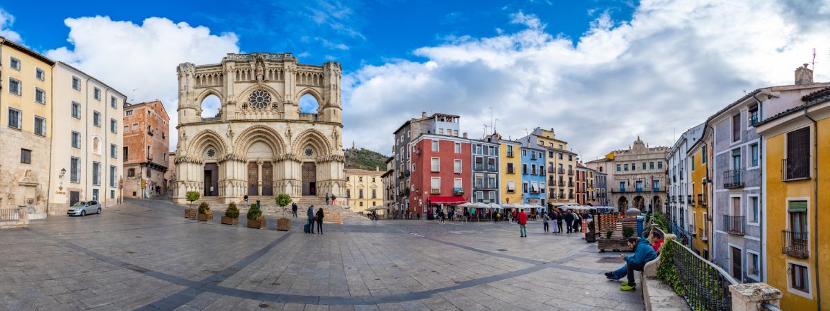 Panorámica de la Plaza Mayor de Cuenca, con la catedral como protagonista 