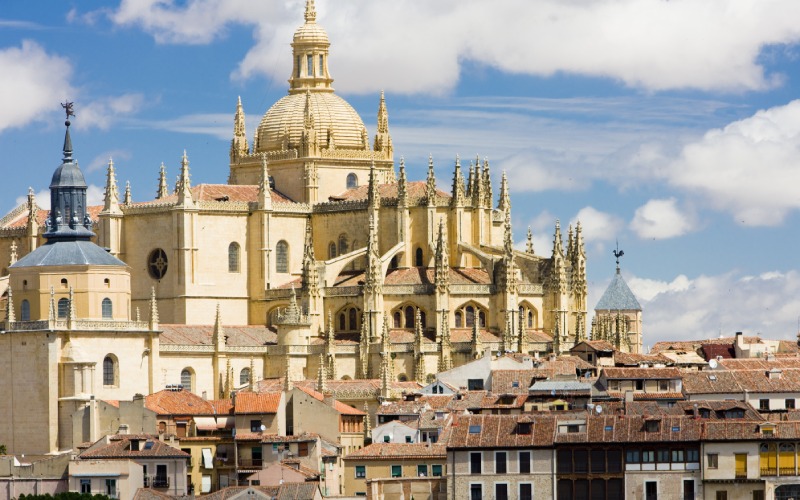 Así sobresale la Dama de las Catedrales entre los tejados de Segovia