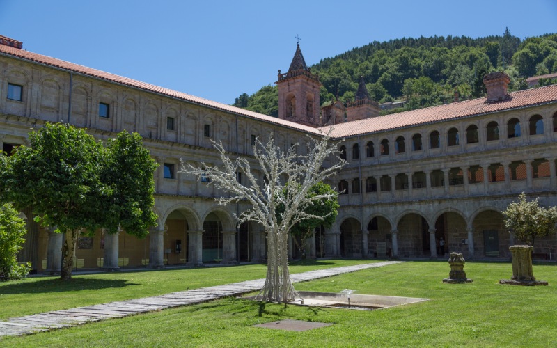 Así recibe a los visitantes el monasterio de Santo Estevo de Ribas de Sil, hoy Parador Nacional.