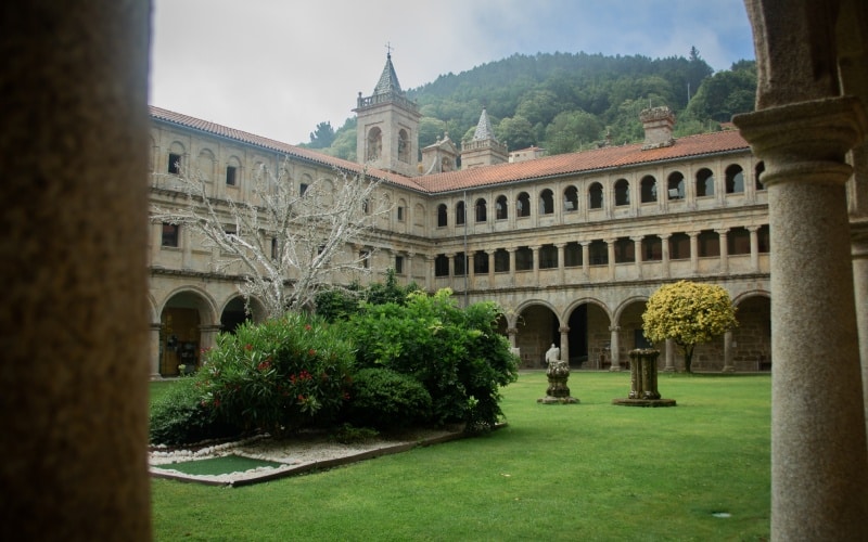 Claustro del monasterio, uno de los pocos románicos que quedan en Galicia